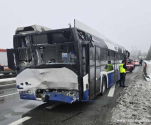Ciężarówka wbiła się w autobus na zakopiance. Trasa sparaliżowana, są ranni