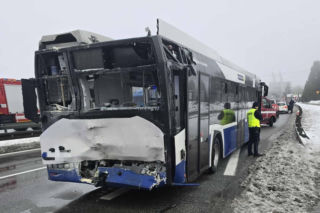 Ciężarówka zderzyła się z autobusem na zakopiance. Trasa sparaliżowana, są ranni