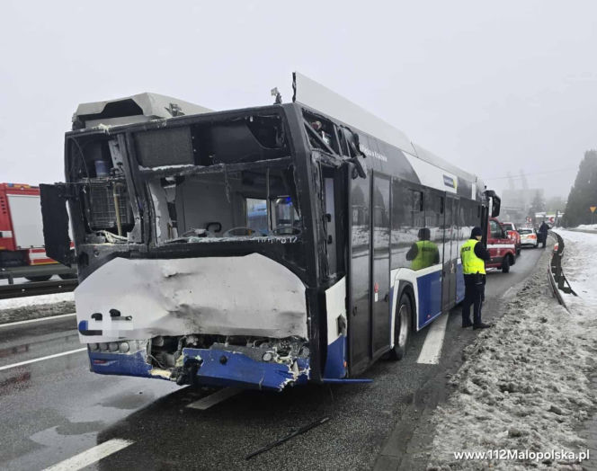 Ciężarówka zderzyła się z autobusem na zakopiance. Ucierpiało co najmniej 5 osób