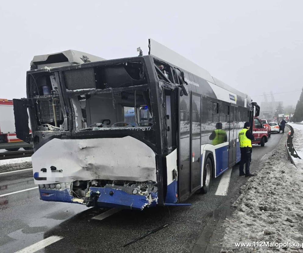 Ciężarówka zderzyła się z autobusem na zakopiance. Ucierpiało co najmniej 5 osób