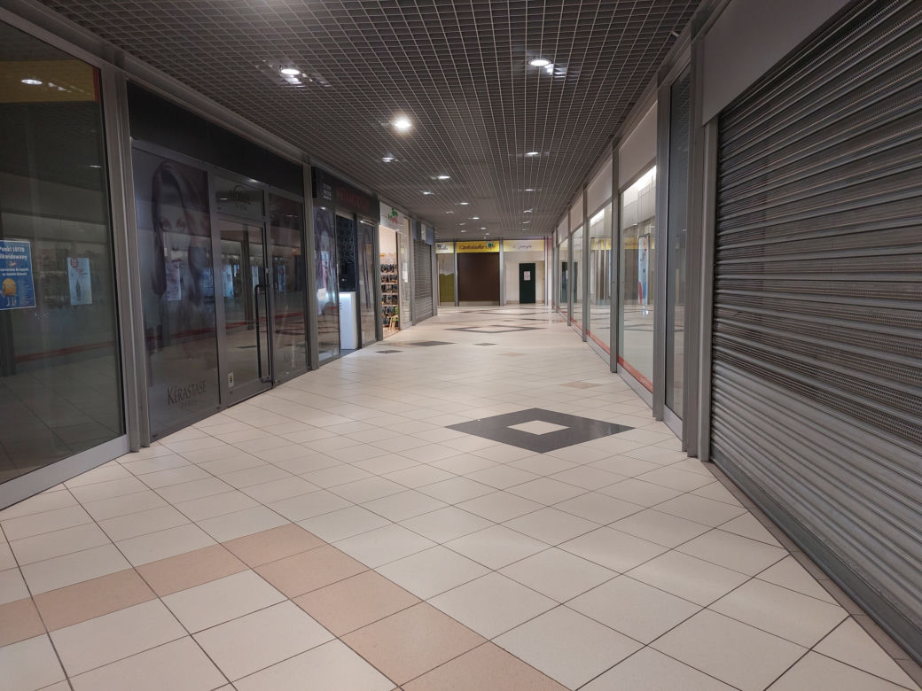 Centrum handlowe Belg straszy pustkami. Ostatni sprzedawcy i garstka klientów