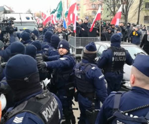 Hajnówka. IV Marsz Pamięci Żołnierzy Wyklętych. Policja interweniowała wobec 76 osób, które siedziały na jezdni