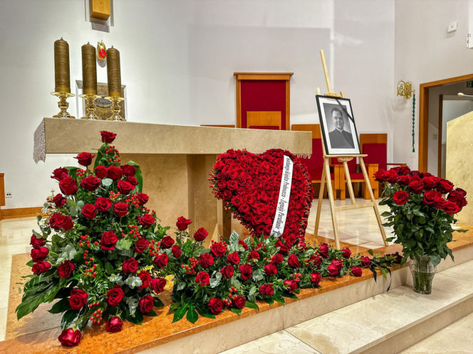 Całą noc czuwali przy zmarłym proboszczu. Pogrzeb ks. Rafała Cieszyńskiego w Szymbarku. Tu wszystko się zaczęło