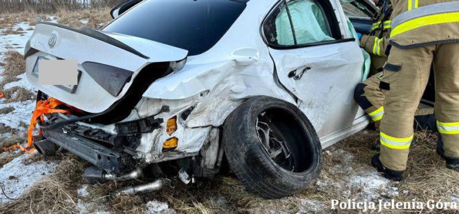 Radomierz. Osobówka wpadła w poślizg i wjechała w taksówkę. 8 osób w szpitalu