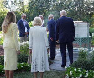 Król Karol i królowa Kamila u Trumpów. Melania dała im herbatę, a potem pokazała pasiekę w kształcie Białego Domu