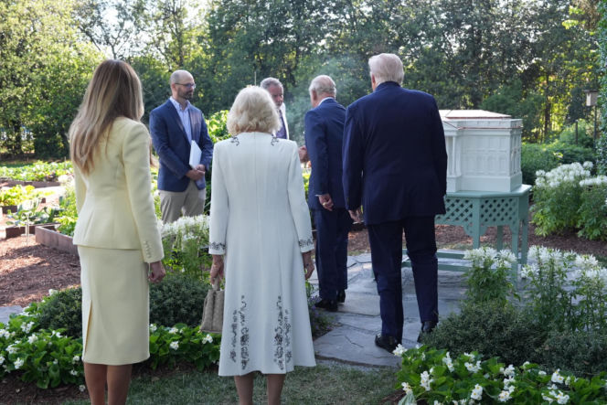 Król Karol i królowa Kamila u Trumpów. Melania dała im herbatę, a potem pokazała pasiekę w kształcie Białego Domu