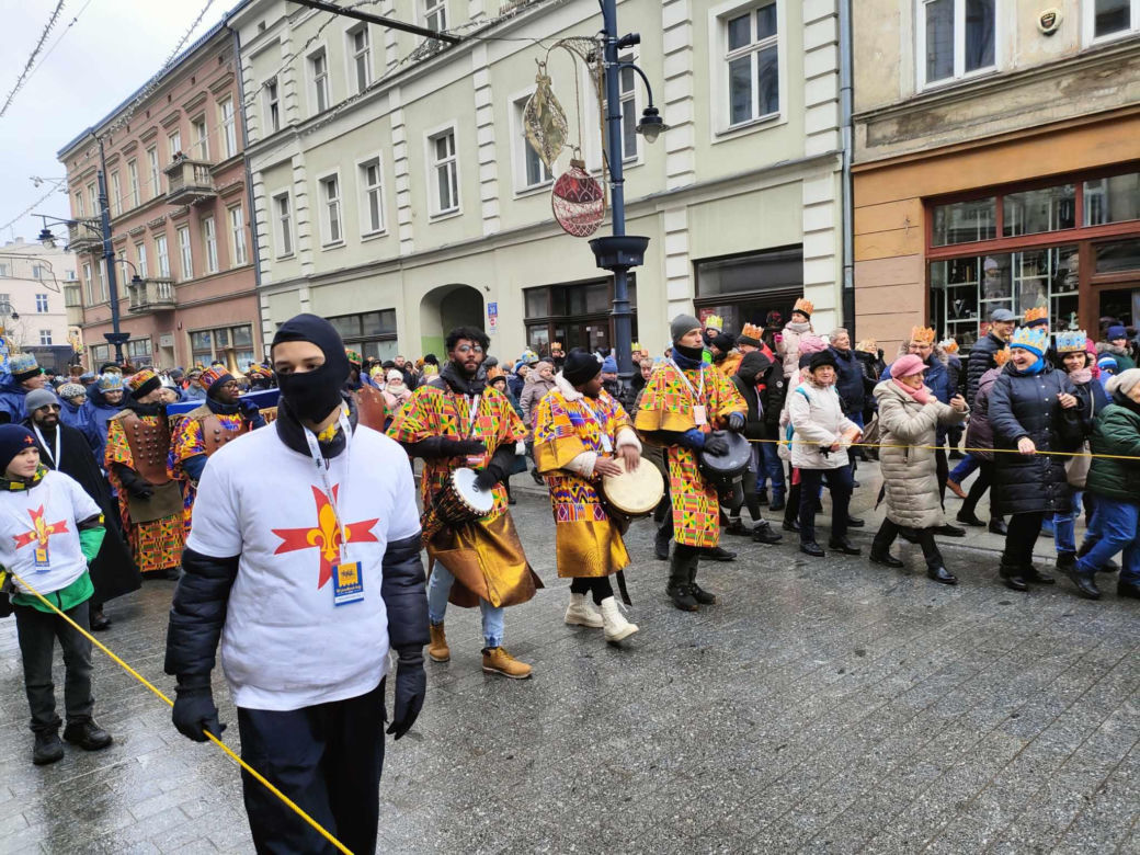 Kolorowy Orszak Trzech Króli w Łodzi. W centrum miasta pojawiło się mnóstwo osób [ZDJĘCIA]