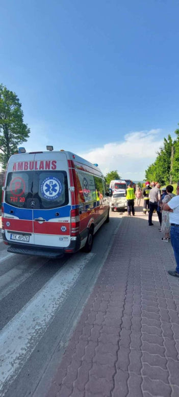   Groźny wypadek w Pawłowie. Dwoje dzieci i kierowca "Malucha" w szpitalu
