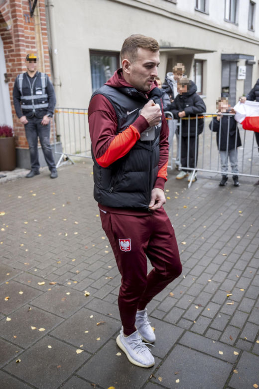 Reprezentacja zmokła na spacerze. Lewandowski się krył przed deszczem