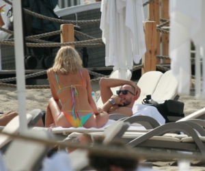 Kurek wyleguje się na plaży po igrzyskach