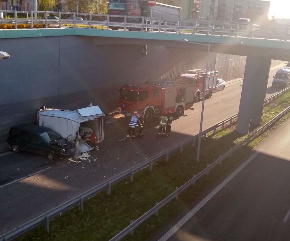 Wypadek na Trasie Niepodległości. Utrudnienia na Zielonych Wzgórzach [ZDJĘCIA]