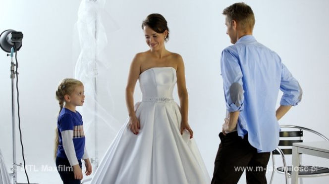 M jak miłość odc. 1048. Ala (Olga Frycz), Basia (Gabriela Raczyńska), Paweł (Rafał Mroczek)