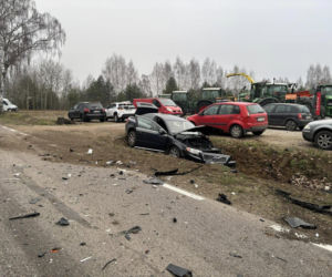 Do niebezpiecznego wypadku doszło dziś (w czwartek, 18 grudnia) po godz. 13.00 w miejscowości Pieńki na drodze wojewódzkiej nr 698. Zderzyły się tam dwa samochody osobowe.