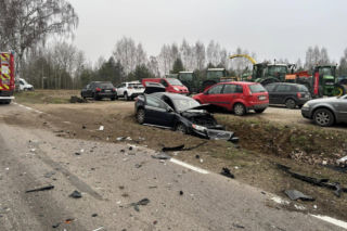 Do niebezpiecznego wypadku doszło dziś (w czwartek, 18 grudnia) po godz. 13.00 w miejscowości Pieńki na drodze wojewódzkiej nr 698. Zderzyły się tam dwa samochody osobowe.