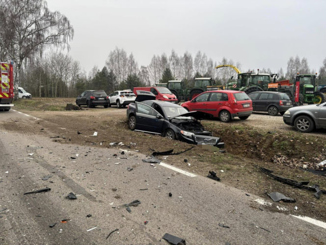 Do niebezpiecznego wypadku doszło dziś (w czwartek, 18 grudnia) po godz. 13.00 w miejscowości Pieńki na drodze wojewódzkiej nr 698. Zderzyły się tam dwa samochody osobowe.