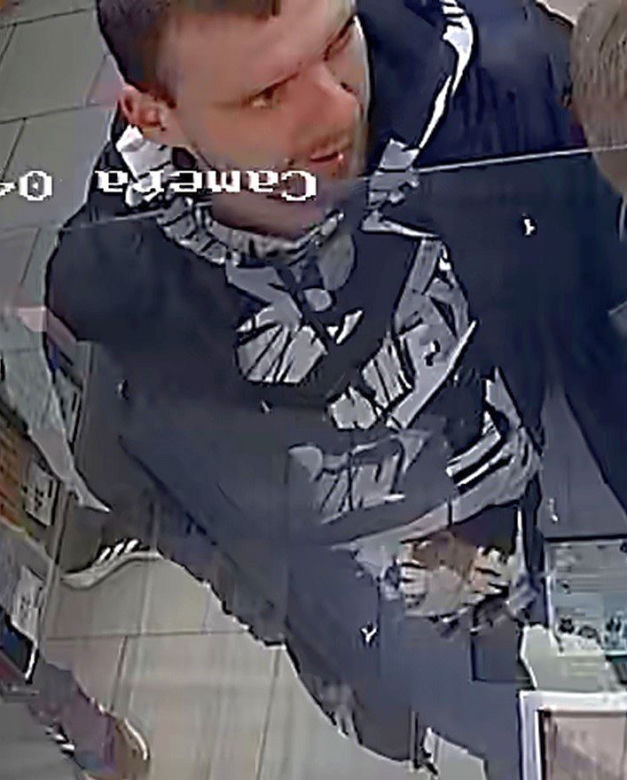 Zabrał alkohol z półki i wyszedł bez płacenia. Policjanci proszą o pomoc w poszukiwaniach złodzieja 