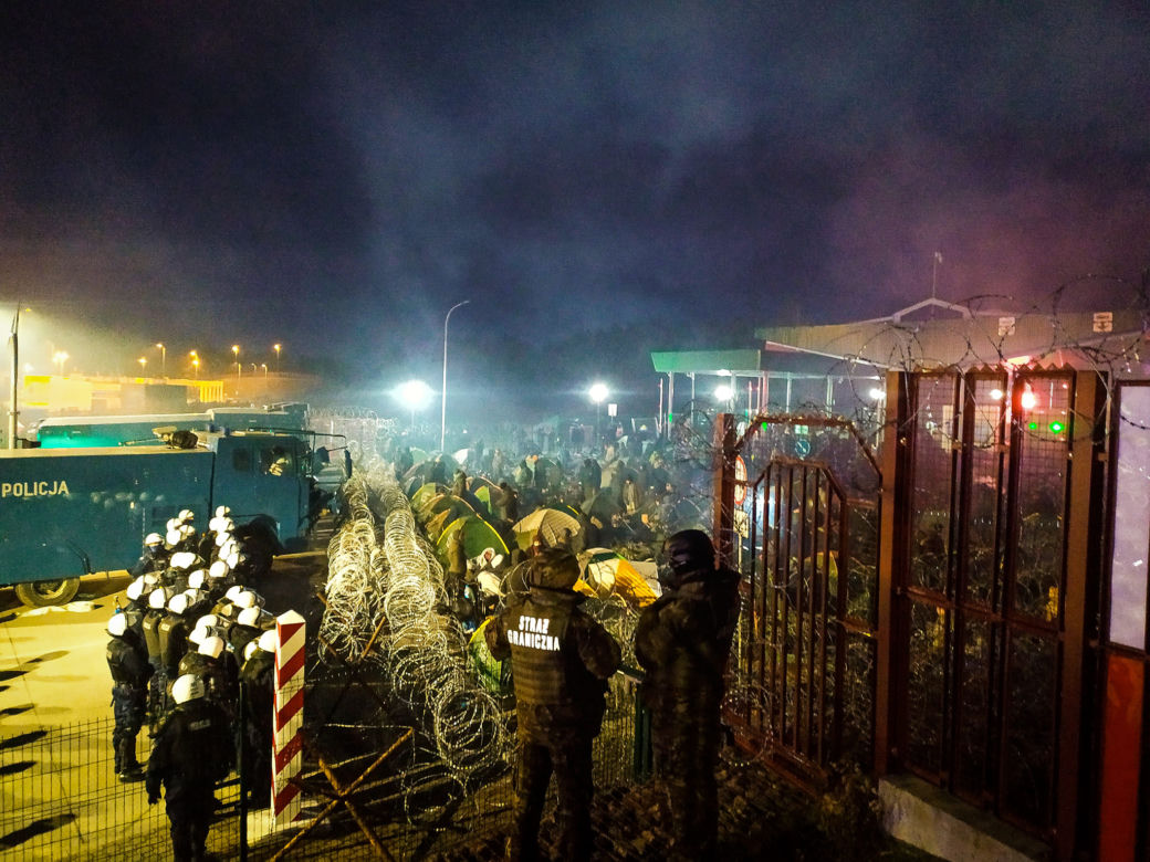 Migranci na przejściu granicznym w Kuźnicy