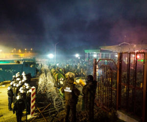 Migranci na przejściu granicznym w Kuźnicy