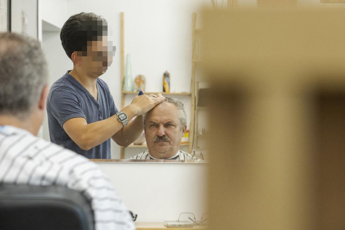 Marek Jakubiak robi brwi