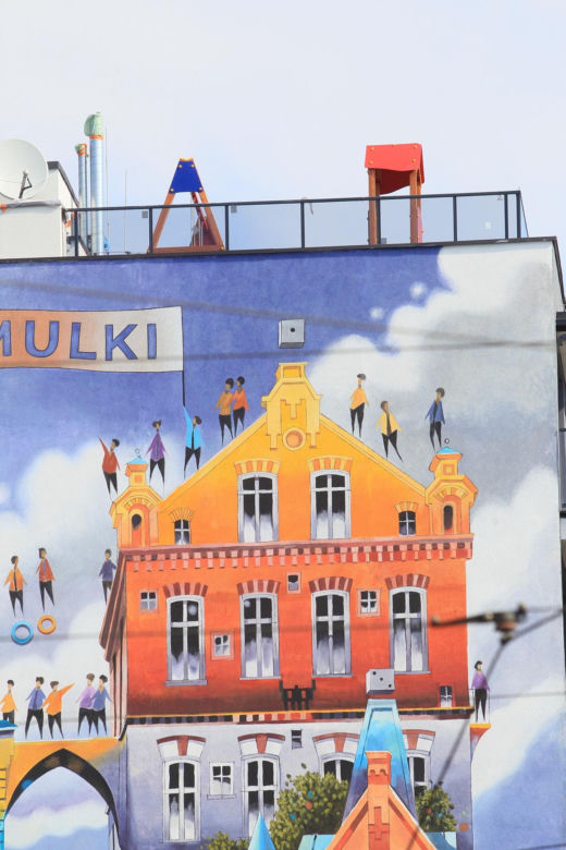 Na dachu budynku w Warszawie zbudowali plac zabaw. Deweloper zapewnia, że to bezpieczne