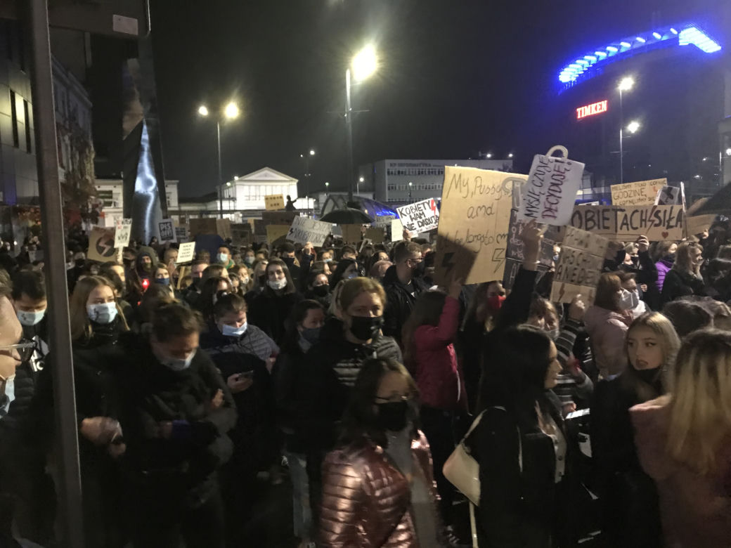 Strajk kobiet w Sosnowcu. Tłumy na ulicach! Wsparcie karetek, medyków i taksówkarzy