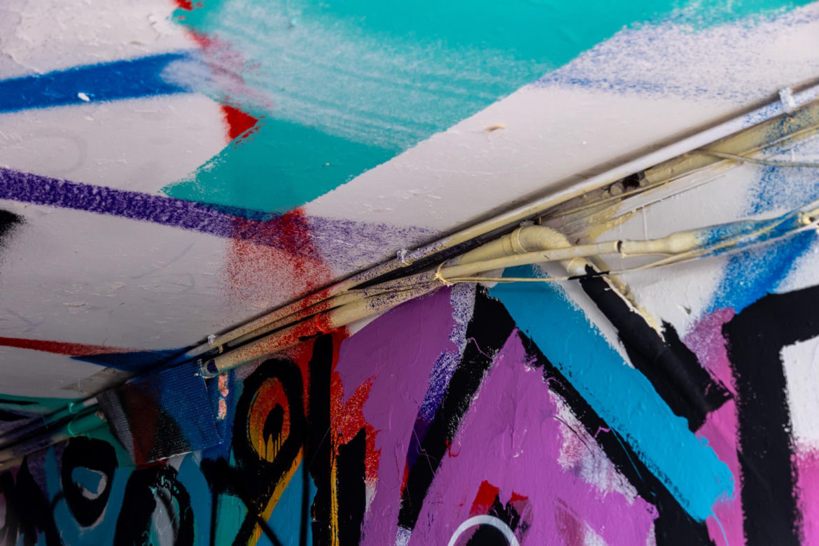 Pasaż Italia - zobacz, jak dziś wygląda zaniedbany zabytek. Nowe graffiti już przykryto kolejnym