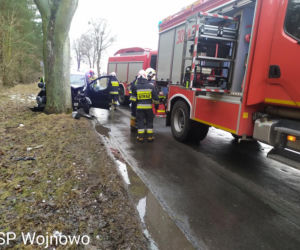 Dąbrówka Nowa. Samochód roztrzaskał się na drzewie! 2 osoby trafiły do szpitala