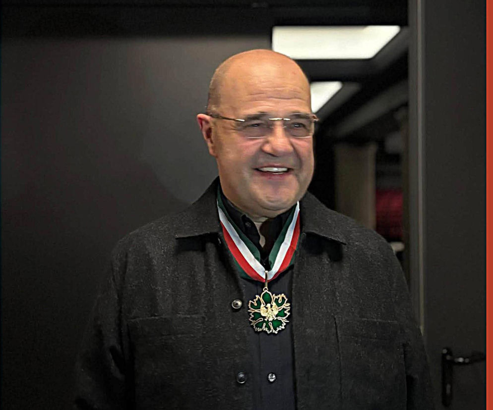 Uśmiechnięty aktor Cezary Żak ze Złotym Medalem Gloria Artis na szyi. O jego wyróżnieniu przeczytasz na SE.