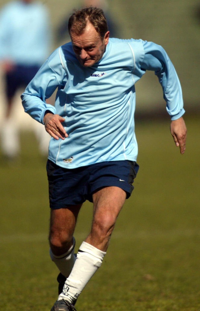 Donald Tusk gra w piłkę