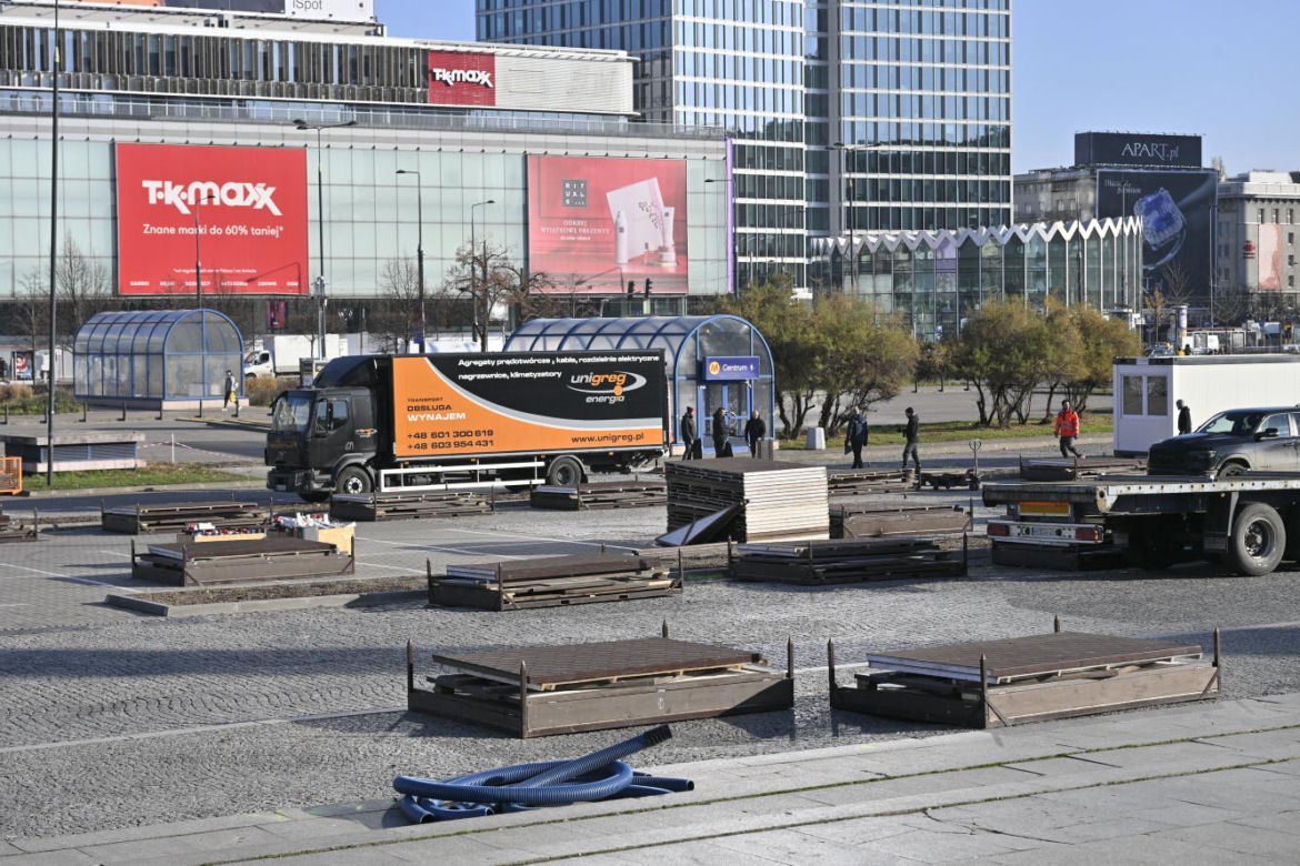 Dziwny obiekt w centrum Warszawy. Co tu powstaje? Stolica już stroi się na Boże Narodzenie!