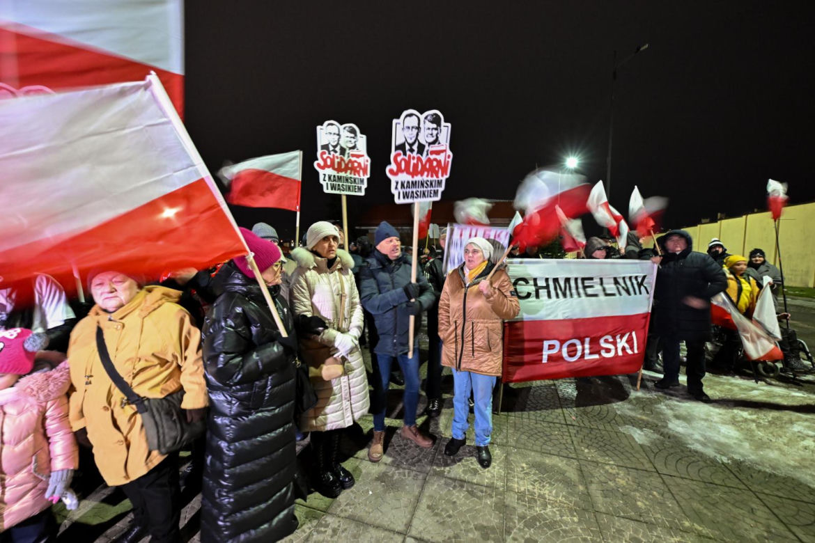 Manifestacje przed zakładami karnymi, w których przebywali Mariusz Kamiński i Maciej Wąsik