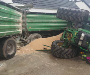 Groźna kolizja w Dąbczu. Traktor z przyczepami wjechał w dom i przewrócił się
