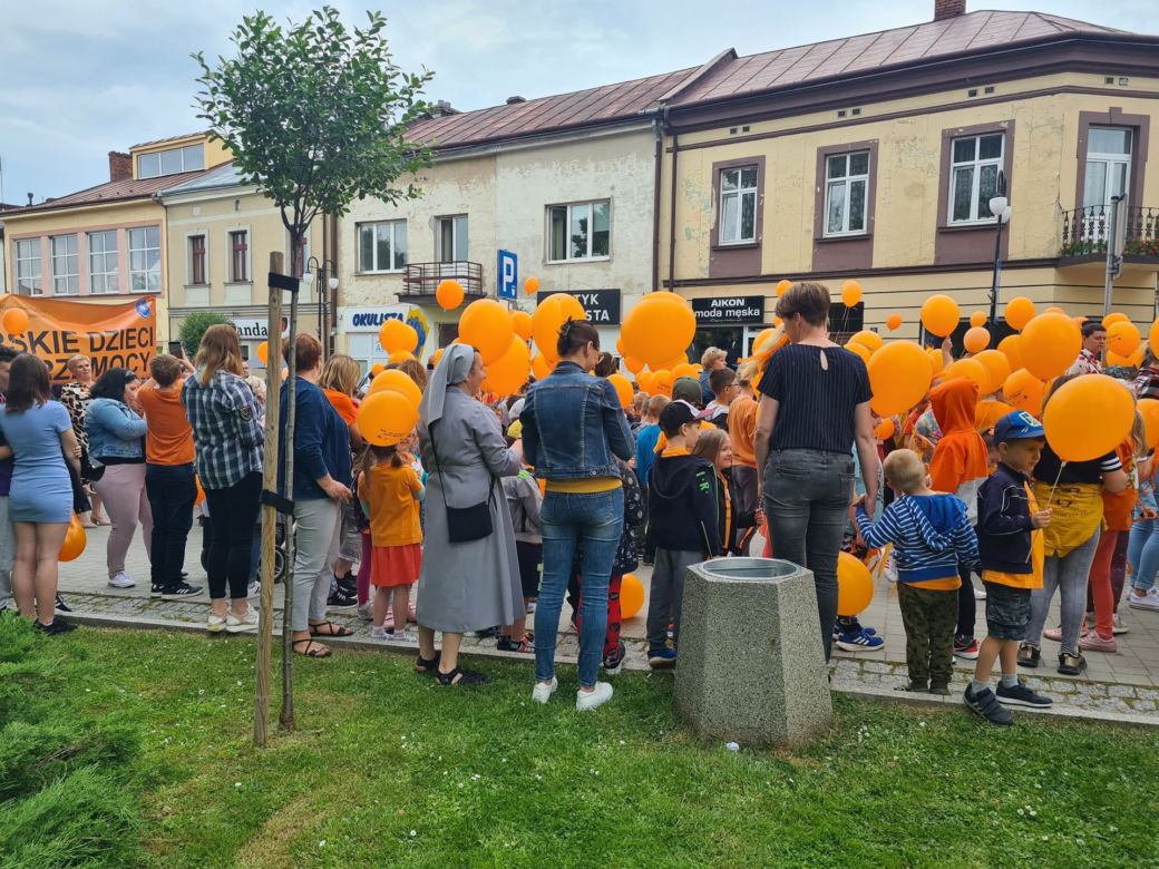 Pomarańczowe balony przeciw przemocy w Przeworsku