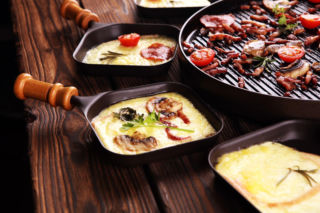 Raclette bez tajemnic: czym jest i jak przygotować je w domu