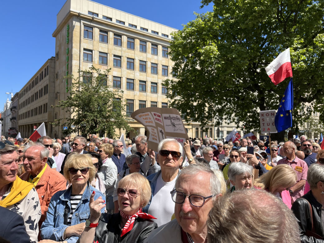 Toast za Wolność w Poznaniu. Tysiące ludzi na placu Wolności