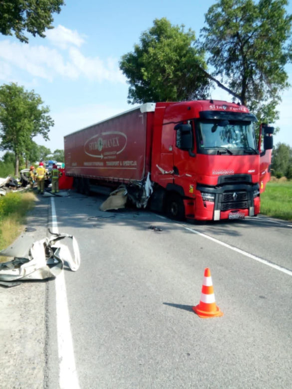 Tragiczny wypadek na DK74 w Łagowie. Nie żyje jedna osoba, droga jest całkowicie zablokowana
