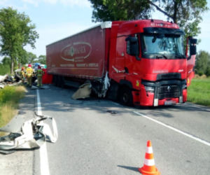 Tragiczny wypadek na DK74 w Łagowie. Nie żyje jedna osoba, droga jest całkowicie zablokowana