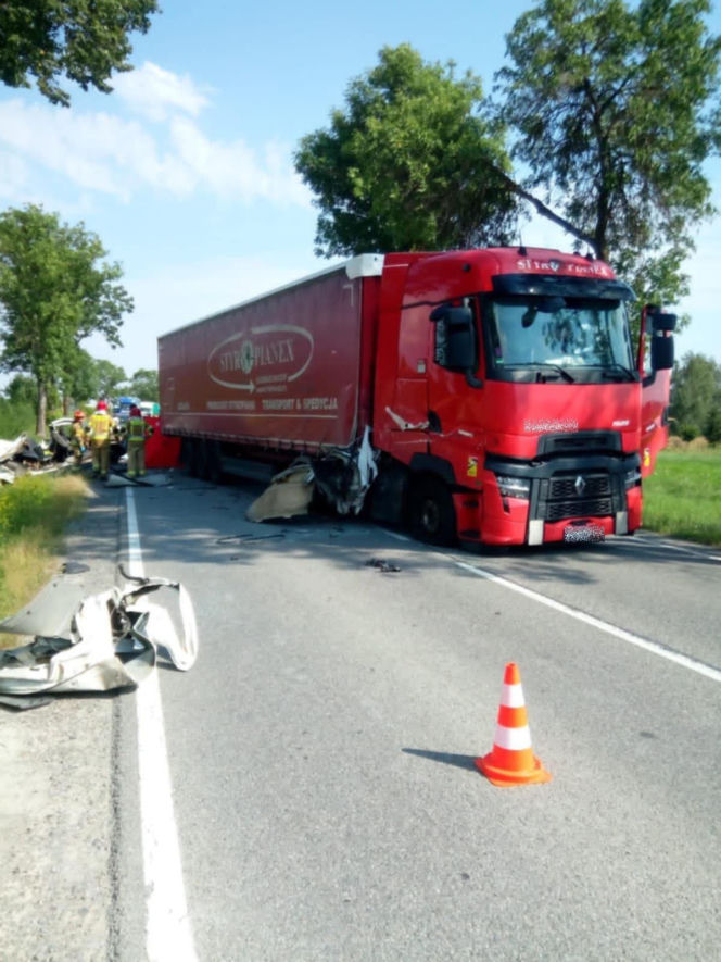 Tragiczny wypadek na DK74 w Łagowie. Nie żyje jedna osoba, droga jest całkowicie zablokowana