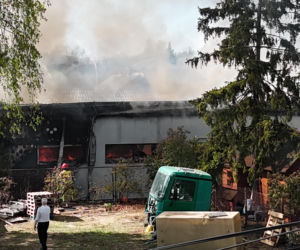 Pożar gigantycznego sklepu w Halinowie! Podczas akcji runął dach! Trwa walka z ogniem