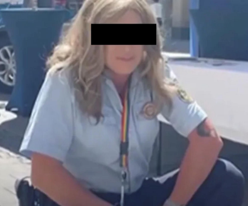Oskarżona była policjantka Maja S. w jasnym mundurze z zasłoniętą twarzą. O kulisach tej zbrodni przeczytasz na Eska.