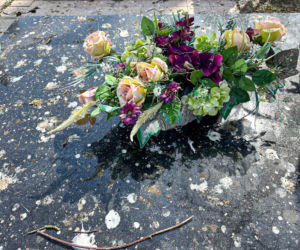 Ptasi terror w Jezioranach! Cmentarz tonie w odchodach, a mieszkańcy są bezradni. „Groby trzeba owijać folią!”