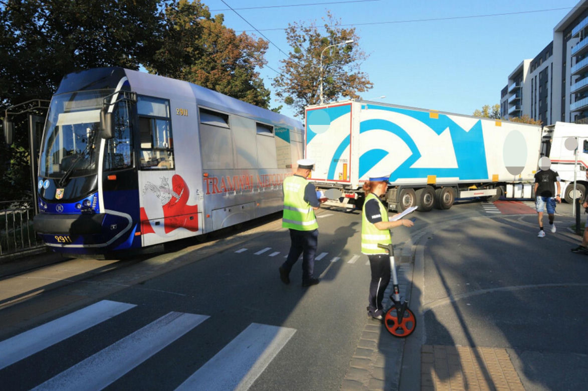 Tir zderzył się z tramwajem we Wrocławiu. 47-latek wysiadł z ciężarówki i zmarł.
