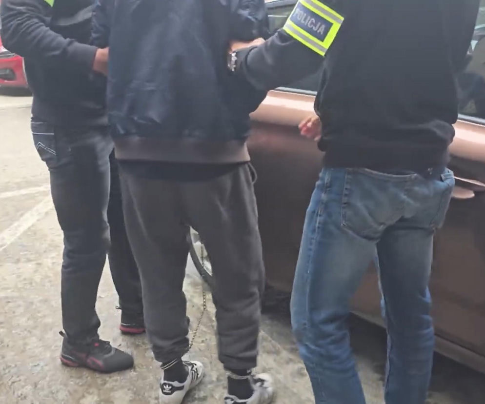 Policjanci zatrzymują zakutego w kajdanki mężczyznę. O ataku nożownika we Wrocławiu przeczytasz na Eska Wrocław.