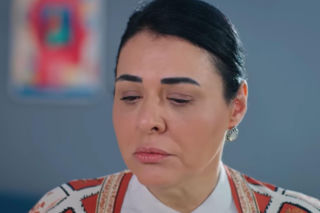 Panna młoda, odcinek 43: Bliscy martwią się o Mukadder. Kobieta wyszła z domu i nie daje znaku życia