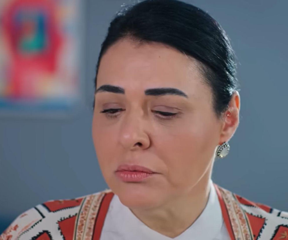 Panna młoda, odcinek 43: Bliscy martwią się o Mukadder. Kobieta wyszła z domu i nie daje znaku życia