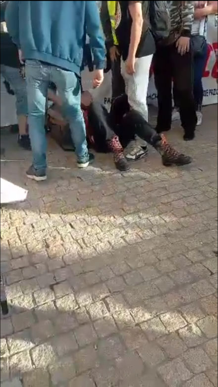 Wielka ewakuacja na Krakowskim Przedmieściu. Mężczyzna położył pocisk na trakcie