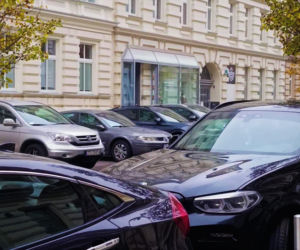 Pełne parkingi na ulicach