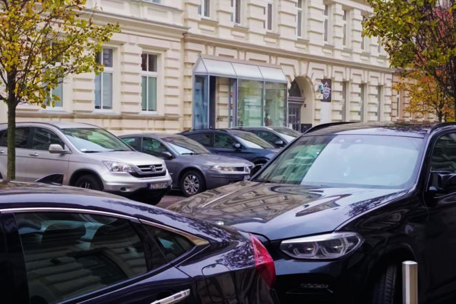 Pełne parkingi na ulicach