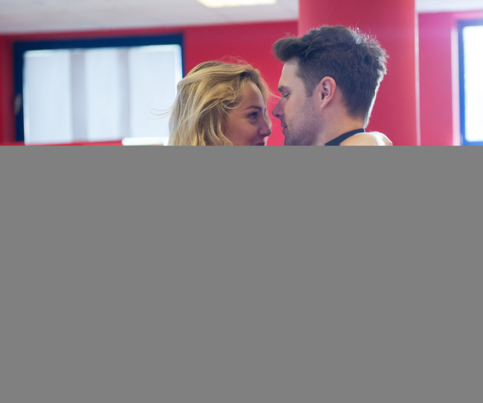 Na Wspólnej odcinek 2360. Zuza (Małgorzata Socha), tancerz Karol (Marek Kaliszuk)