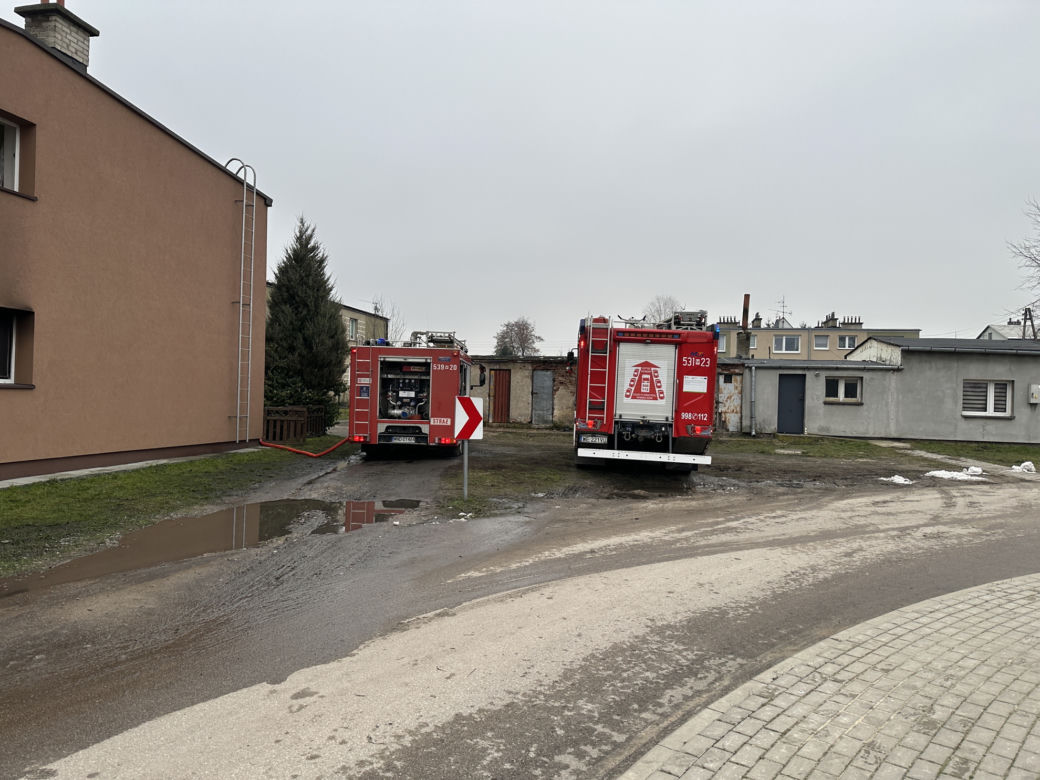 Tragiczny pożar w Nasielsku. Jęzory ognia buchały z okien mieszkania na parterze. Strażacy znaleźli w lokalu zwęglone zwłoki